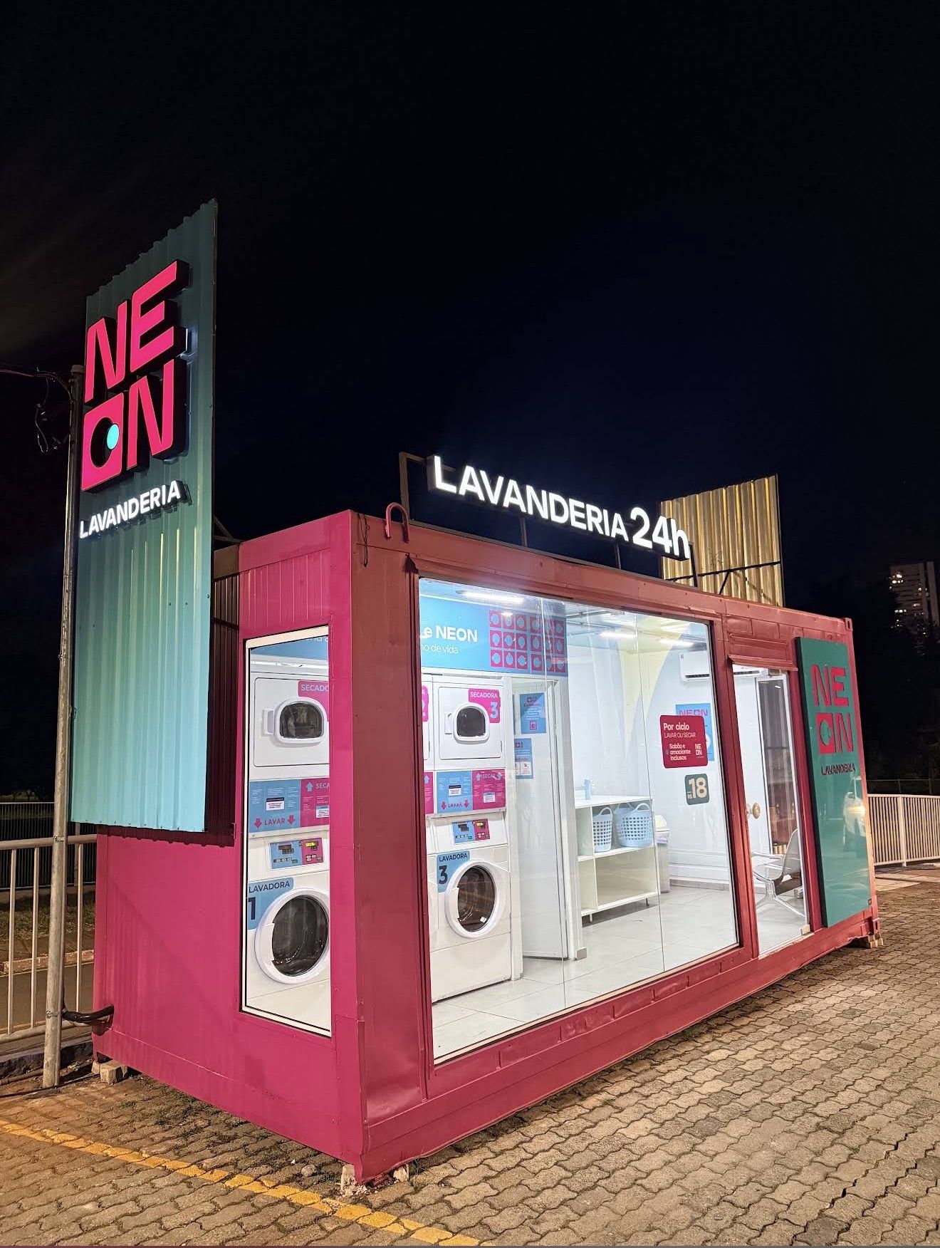 Fachada Neon Lavanderia unidade Águas Claras, vista noturna