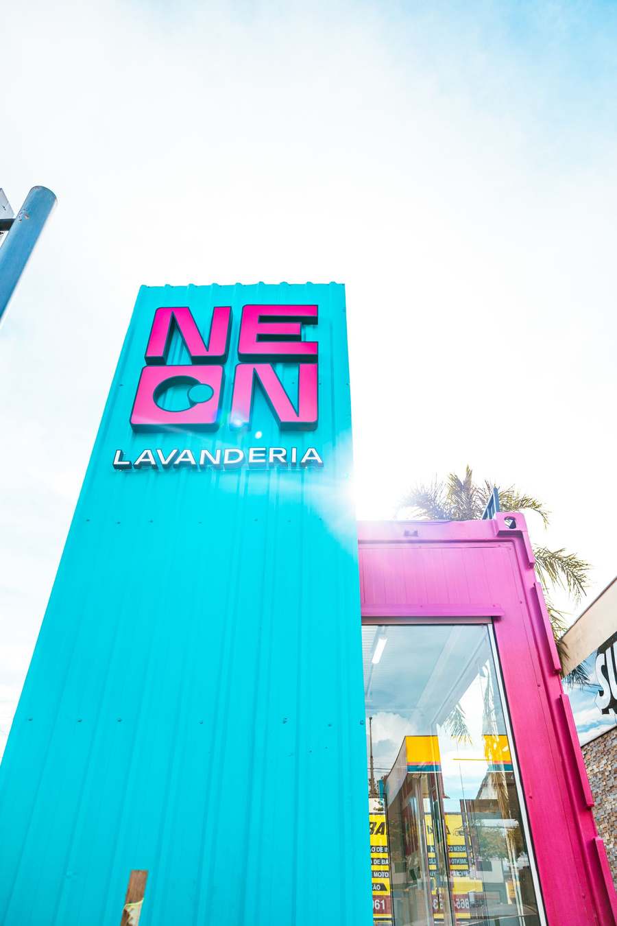Fachada Neon Lavanderia unidade Guará
