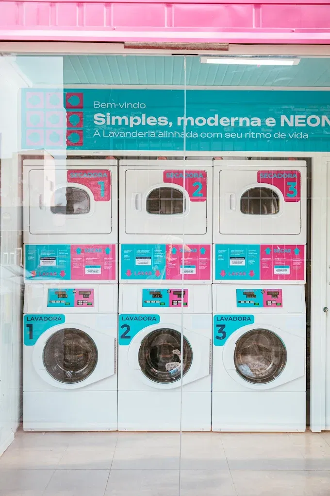 Máquinas de lavar e secar da Neon Lavanderia enfileiradas